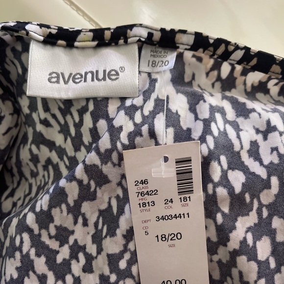 Avenue Black and White Sleeveless Blouse with Metal Accents Size 18/20 NWT - Picture 8 of 11
